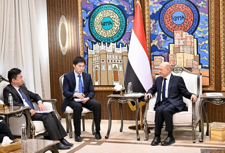 President al-Alimi Commends Collaborative Initiatives with China on the 70th Anniversary of Yemeni