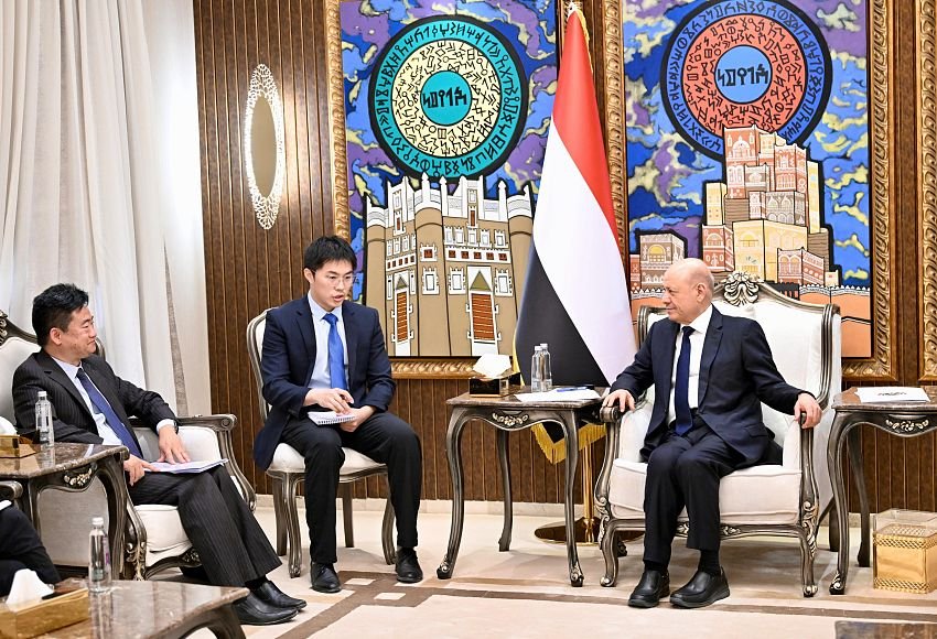 President al-Alimi Commends Collaborative Initiatives with China on the 70th Anniversary of Yemeni