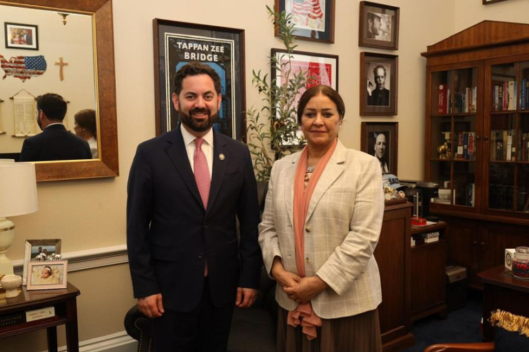 Yemeni Ambassador Mohammed Al-Hadhrami meets with U.S. Congresswoman in Washington office