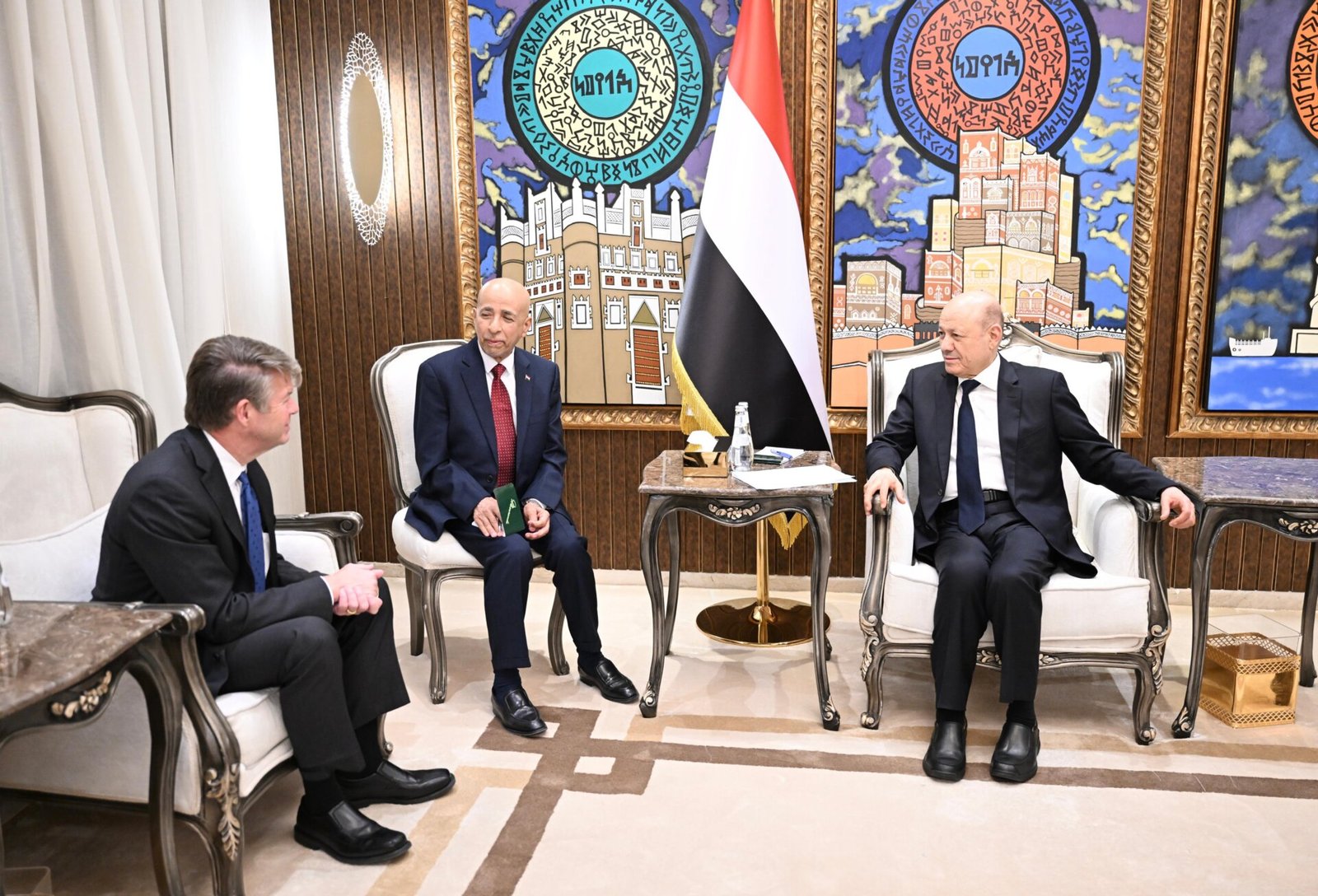 A delegation from U.S. oil company Hunt meets with President al-Alimi.