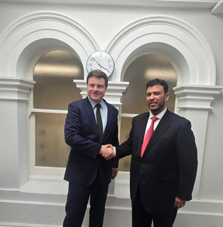 Bilateral cooperation is discussed by Al-Alimi and a senior British official.
