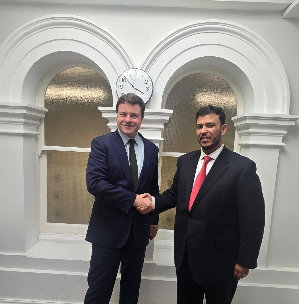 Bilateral cooperation is discussed by Al-Alimi and a senior British official.