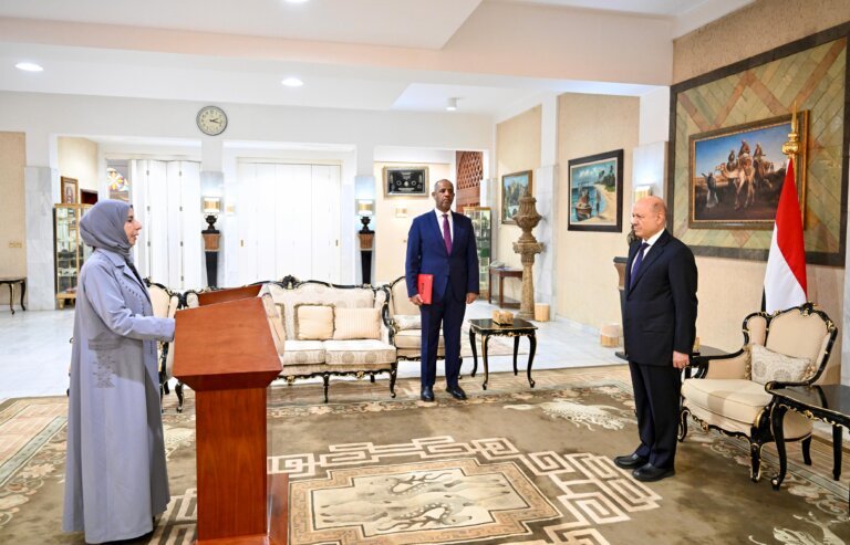 Before President al-Alimi, Foreign Affairs Minister takes oath of office.