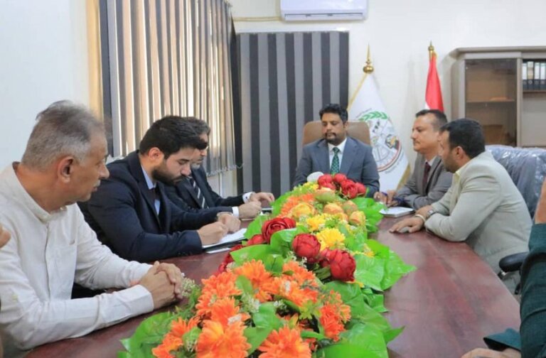 Yemen technical education minister Anwar al-Mahri meeting a Turkish delegation around a conference table in Aden