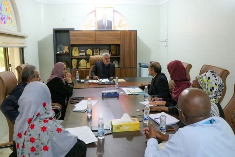 Deputy Minister of Planning and International Cooperation Nizar Basuhaib seated at the head of a conference table during talks with United Nations agency staff in Aden