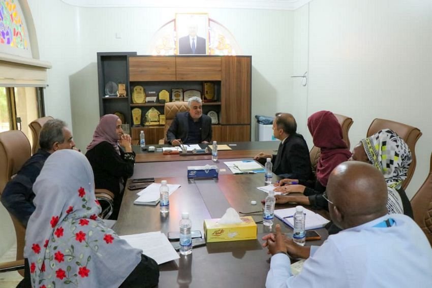 Deputy Minister of Planning and International Cooperation Nizar Basuhaib seated at the head of a conference table during talks with United Nations agency staff in Aden