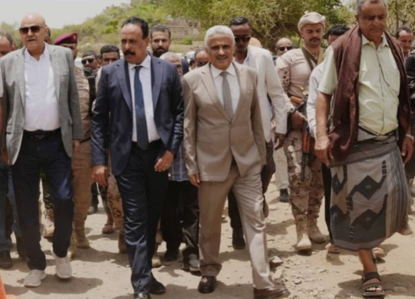 Yemeni officials walking at the launch of the Nashmah-Hawban Qadas road rehabilitation project in Taiz
