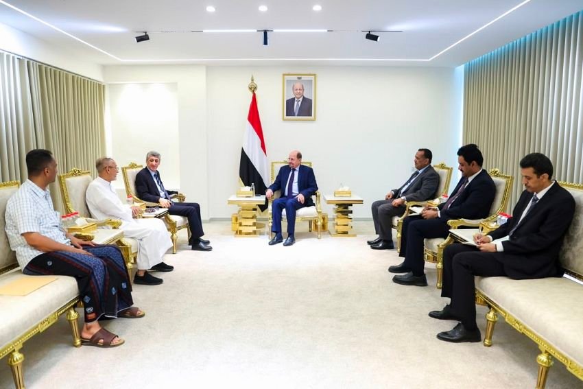 Yemen's Prime Minister Shaya al-Zindani meets chamber of commerce leaders in Aden