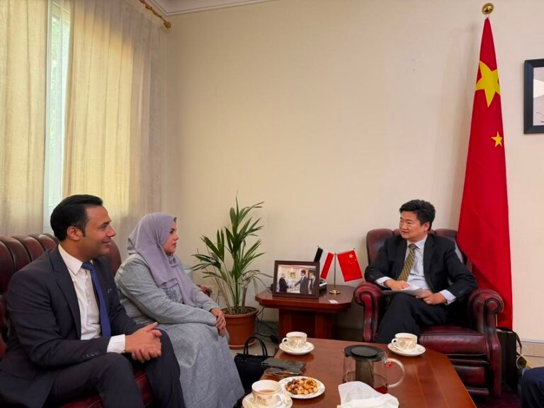 Yemen's Minister of State for Women's Affairs meets the Chargé d'Affaires of the Chinese Embassy to Yemen for talks on women's empowerment, with a Chinese flag behind them