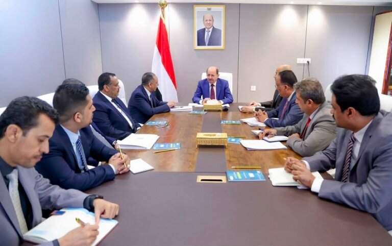 Yemeni Prime Minister Shaya Zindani chairs a joint meeting with the ministers of industry and trade and of finance around a conference table in Aden
