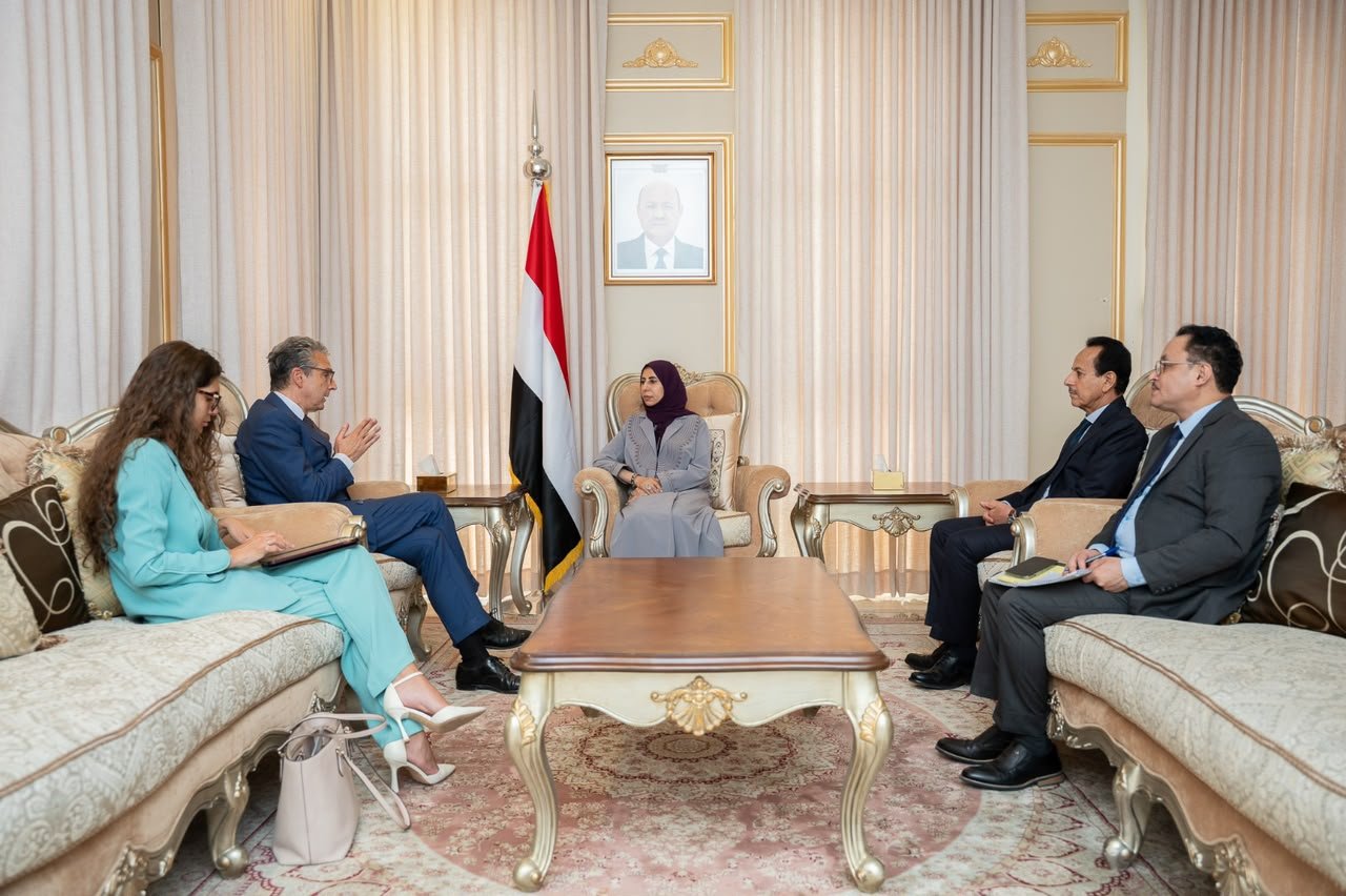 Yemeni Foreign Minister Afrah al-Zouba seated beneath the Yemeni flag during talks with Italian Ambassador Carlo Baldocci and his delegation