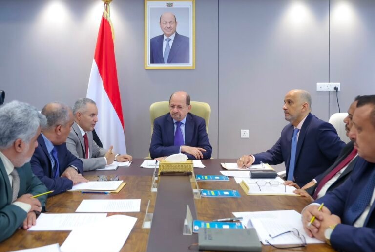 Yemeni Prime Minister Shaya Mohsen al-Zindani chairing the Social Fund for Development board meeting around a conference table in Aden