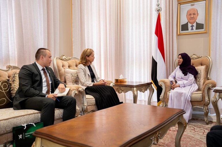 Yemeni Foreign Minister Afrah al-Zouba meeting Norway’s non-resident ambassador Kjersti Tromsdal, seated beneath the Yemeni flag