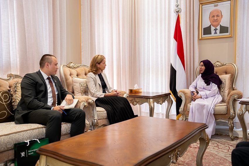 Yemeni Foreign Minister Afrah al-Zouba meeting Norway’s non-resident ambassador Kjersti Tromsdal, seated beneath the Yemeni flag