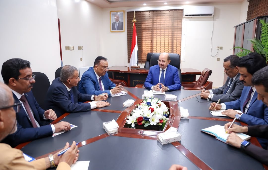 Yemeni Prime Minister Shaya Zindani chairs a meeting with Customs Authority leaders at the authority's headquarters in Aden