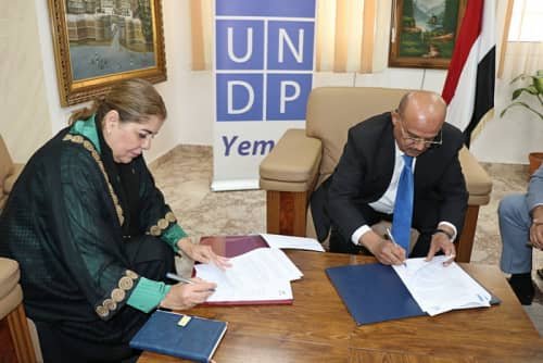 Central Bank of Yemen governor Ahmed Ghalib signs a memorandum of understanding with UNDP in Aden