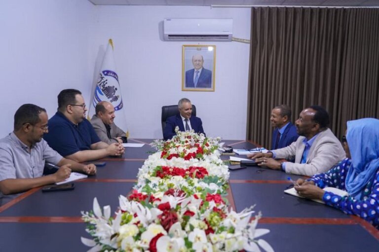 Yemeni Social Affairs and Labour Minister Mukhtar al-Yafaei meets World Food Programme country director al-Khidr Daloom and his delegation around a conference table in Aden