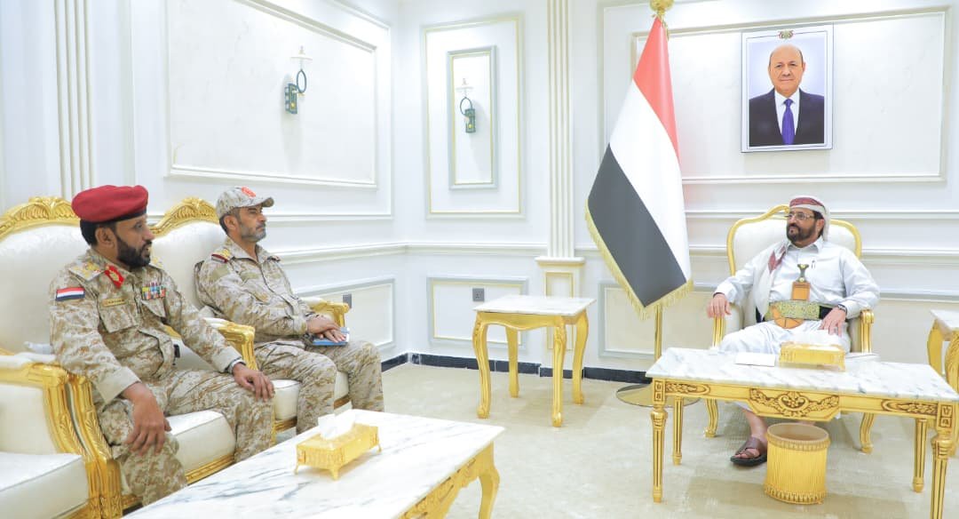 Presidential Leadership Council member Sultan al-Aradah meeting uniformed military commanders in al-Mahrah governorate