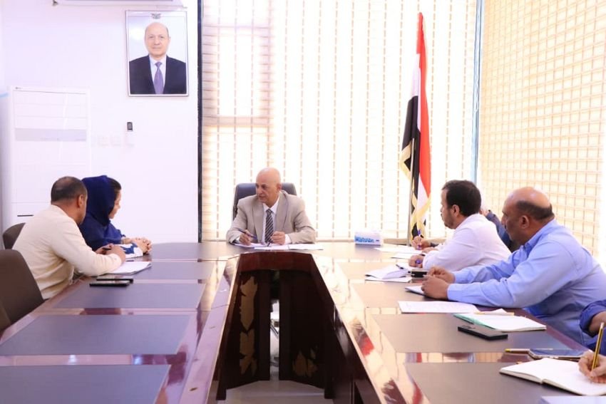 Yemen Minister of Water and Environment Tawfiq al-Sharjabi chairs a meeting at the ministry in Aden with United Nations officials to review water and sanitation projects