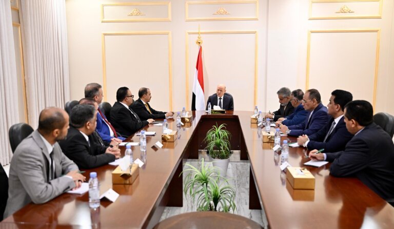President Rashad al-Alimi addresses Yemen’s information minister and heads of state media institutions seated along a long conference table beneath the Yemeni flag