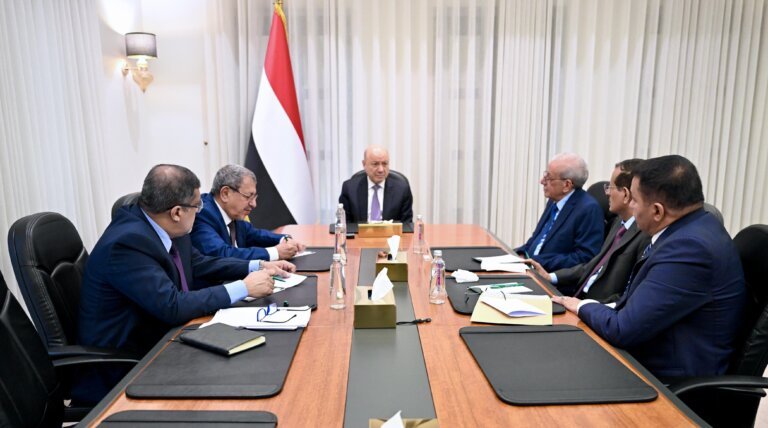 President Rashad al-Alimi chairs a meeting with Yemen’s senior judicial officials around a conference table beneath the Yemeni flag in Riyadh