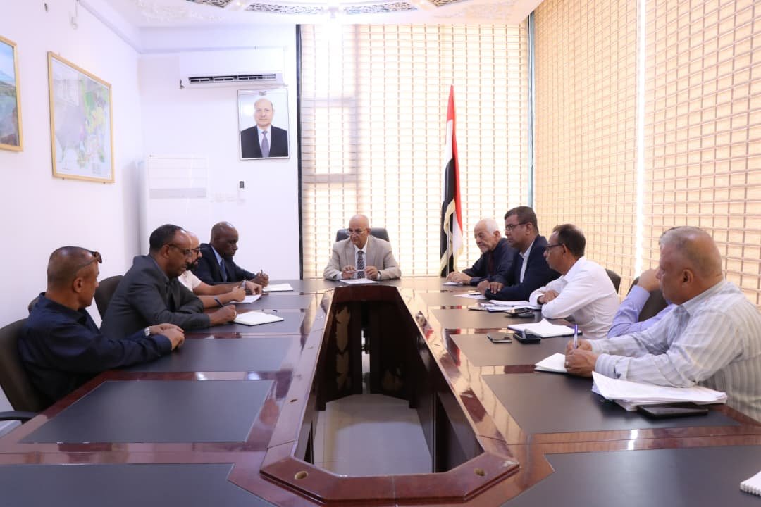 Minister of Water and Environment Tawfiq al-Sharjabi meets the FAO delegation around a conference table at the ministry in Aden