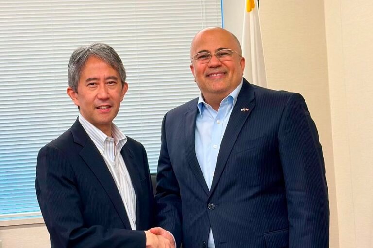 Yemeni Ambassador to Japan Adel al-Sunaini shakes hands with a Japanese foreign ministry official in Tokyo