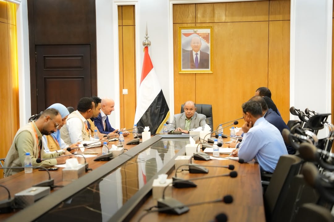 Hadramout Governor Salem al-Khanbashi meets UN Population Fund representative Francesco Galtieri and his delegation around a conference table in Mukalla