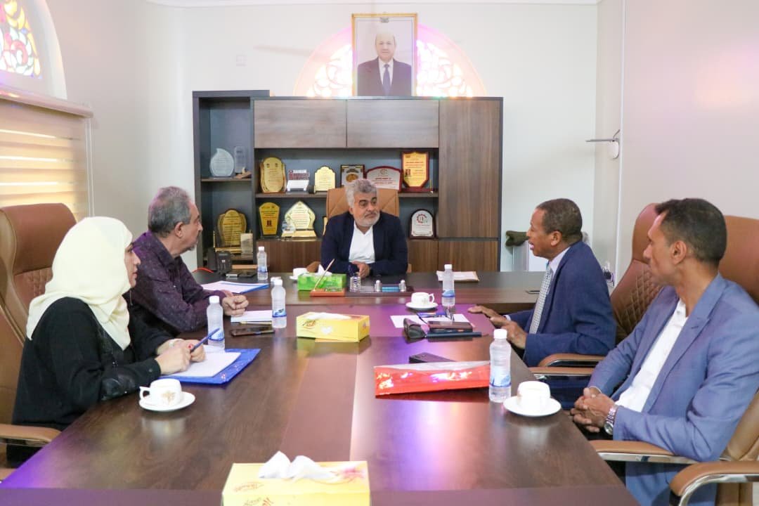 Yemeni Deputy Minister of Planning and International Cooperation Nizar Basuhaib meets WFP Yemen Country Director Al-Khidir Daloum and delegation around a conference table in Aden