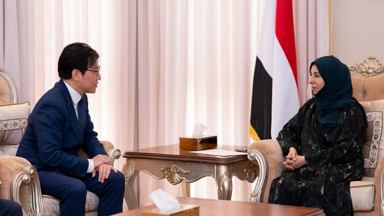 South Korean Ambassador Jeong Jae Hon seated opposite Yemeni Foreign Minister Afrah al-Zouba, the Yemeni flag behind them