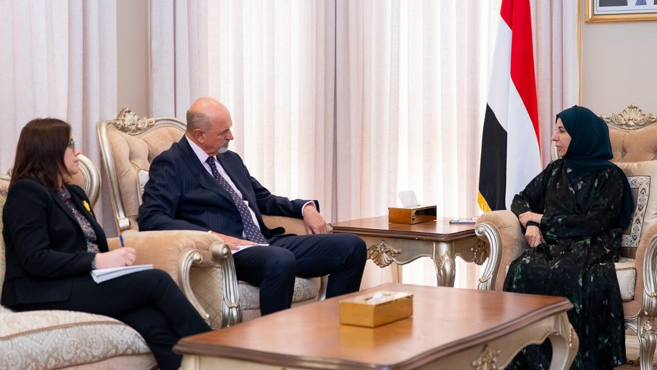 Yemeni Foreign Minister Afrah al-Zouba seated opposite Australian Ambassador Miles Armitage and his delegation beside a Yemeni flag in Riyadh.