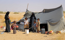 A displaced Yemeni family outside a makeshift shelter, as IOM records new displacement across Yemen.