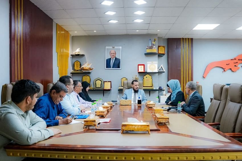Aden Governor Abdulrahman Sheikh al-Yafei meets an International Committee of the Red Cross delegation around a conference table in Aden