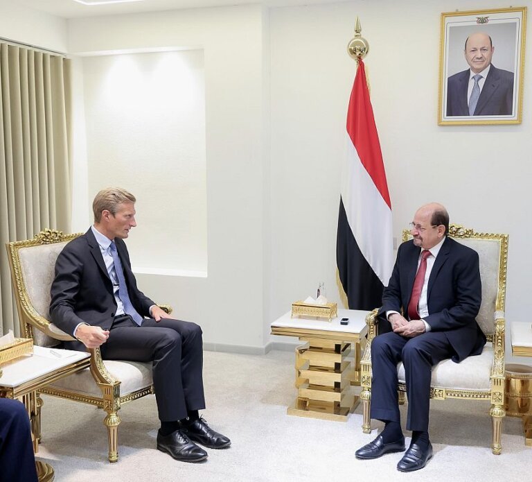 Yemeni Prime Minister Shaya al-Zindani seated with WFP acting executive director Carl Skau during talks in Aden