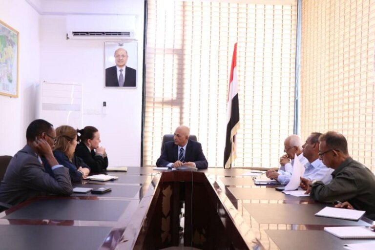 Yemen's water and environment minister Tawfiq al-Sharjabi meets UNDP resident representative Nora Hamladji and her delegation around a conference table in Aden