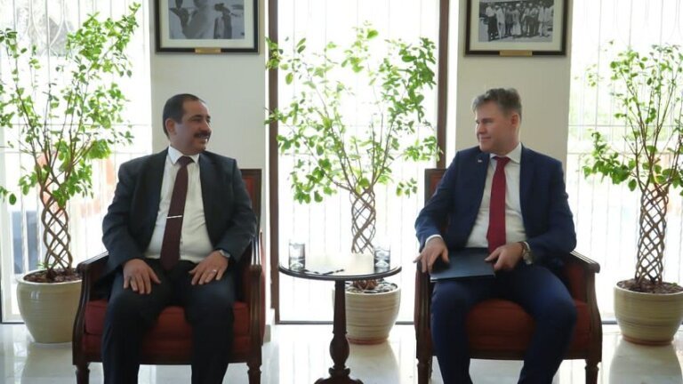 Yemen's interior minister Ibrahim Haidan seated with the acting US ambassador during talks in Riyadh