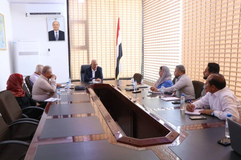 Yemen's water and environment minister Tawfiq al-Sharjabi meets Save the Children country director Rishana Haniffa in Aden