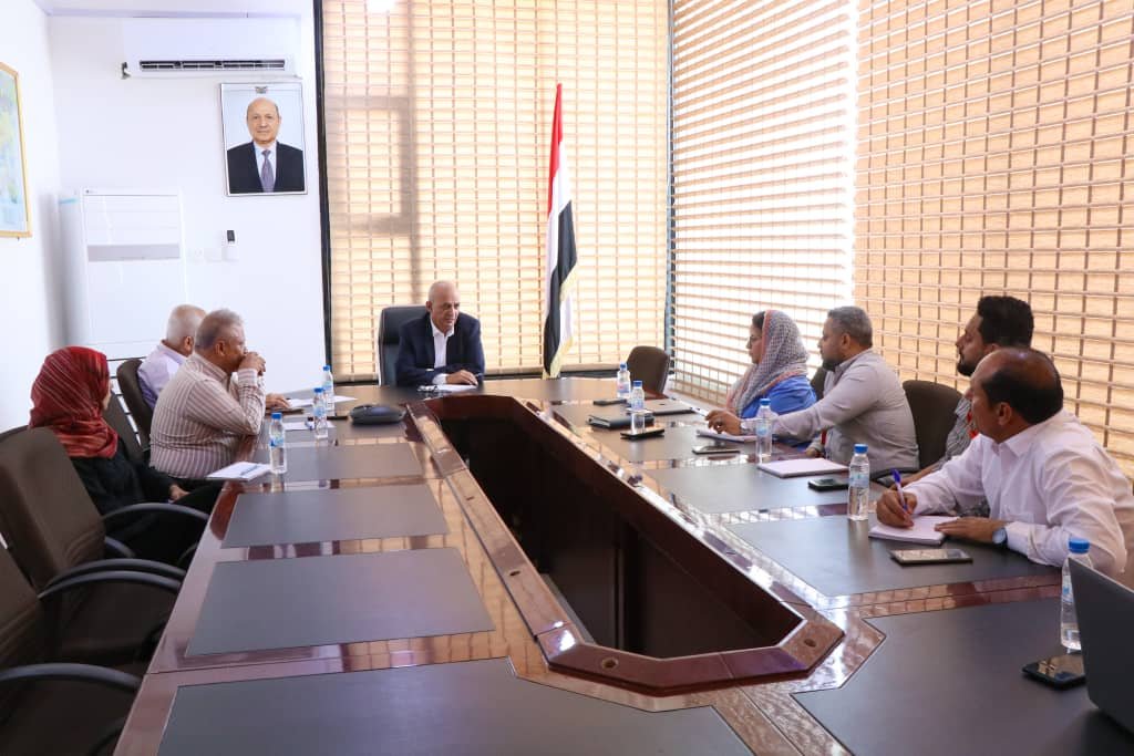 Yemen's water and environment minister Tawfiq al-Sharjabi meets Save the Children country director Rishana Haniffa in Aden