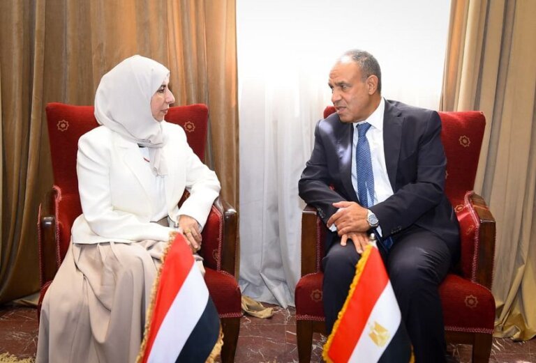 Yemeni Foreign Minister Afrah al-Zouba and Egyptian Foreign Minister Badr Abdelatty seated in talks in Cairo, with the Yemeni and Egyptian flags on the table between them