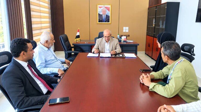 Yemeni Water and Environment Minister Tawfiq al-Sharjabi meets officials around a conference table in Aden to sign a water and sanitation agreement.