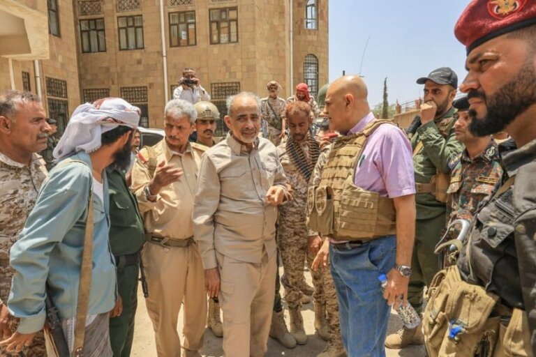 Presidential Leadership Council member Mahmoud al-Subaihi stands with uniformed Yemeni officers during a front-line visit in Taiz governorate