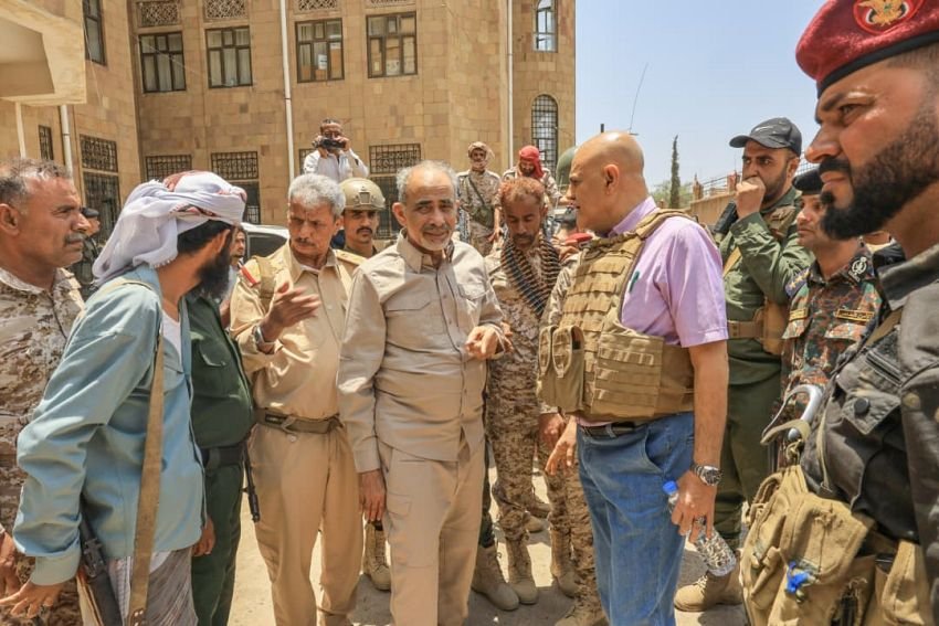 Presidential Leadership Council member Mahmoud al-Subaihi stands with uniformed Yemeni officers during a front-line visit in Taiz governorate
