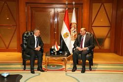 Yemeni Minister of Social Affairs and Labour Mukhtar al-Yafei seated in talks with Egyptian Labour Minister Hassan Raddad in Cairo