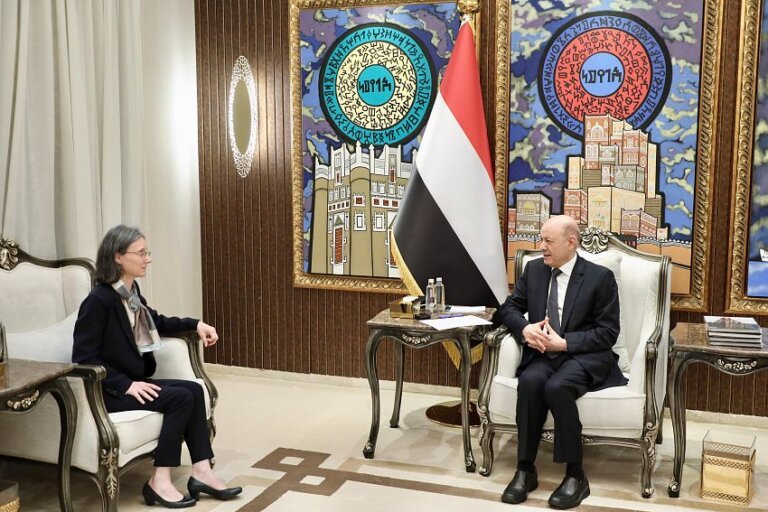 President Rashad al-Alimi receives French Ambassador Catherine Corm-Kammoun in Riyadh