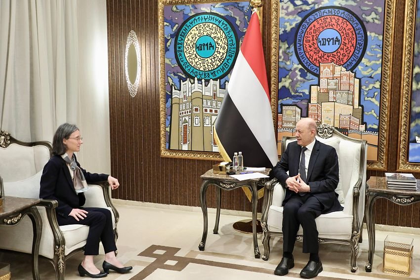 President Rashad al-Alimi receives French Ambassador Catherine Corm-Kammoun in Riyadh