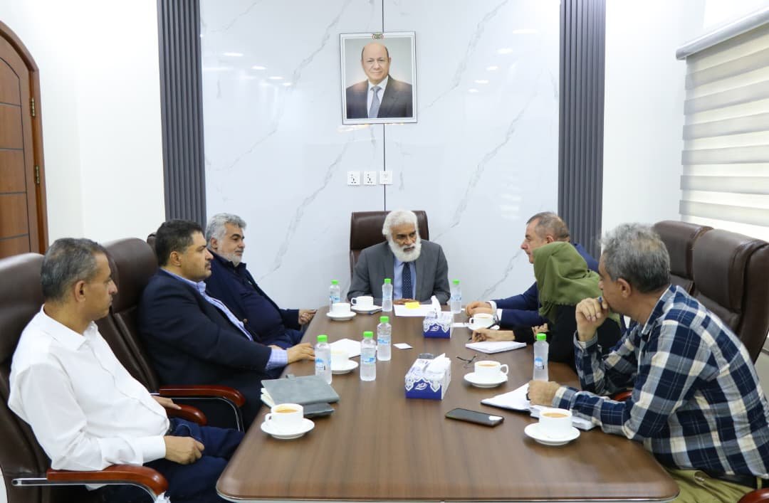 Yemeni Planning Minister Mohammed al-Faqmi meets UN officials around a table in Aden to discuss shelter for people displaced by fighting on the west coast