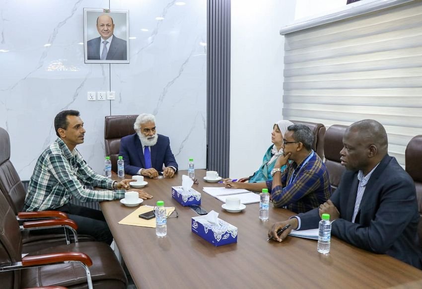 Yemen's planning minister Mohammed al-Faqmi meeting UN humanitarian officials at a table in Aden to discuss displacement response