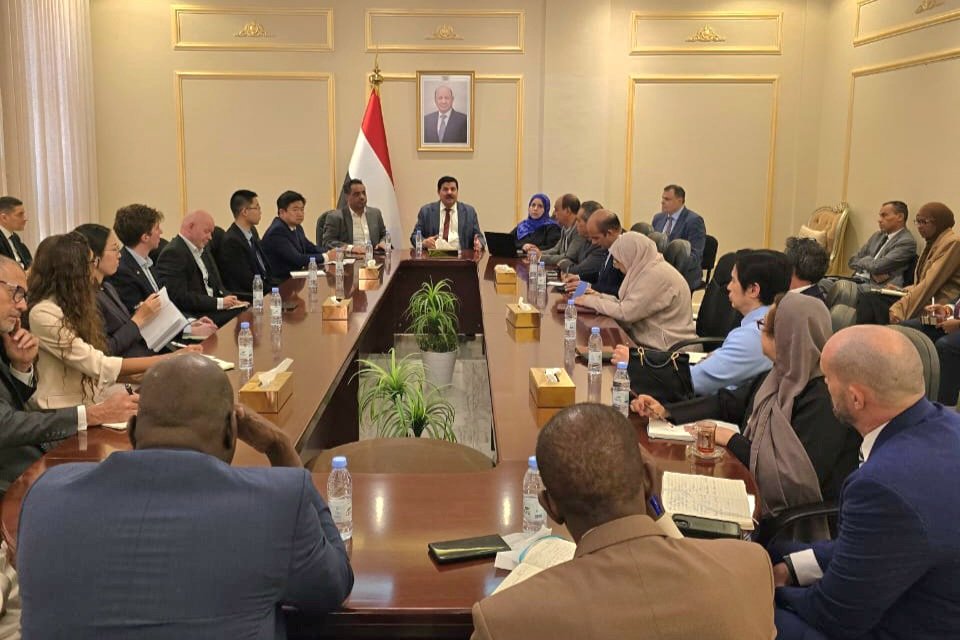 Yemeni human rights commission members brief ambassadors and diplomatic representatives at a meeting table