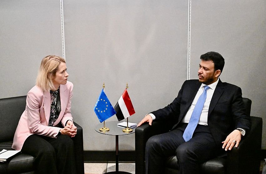 Kaja Kallas and Abdullah al-Alimi Bawazir seated for talks with European Union and Yemeni flags on a table between them