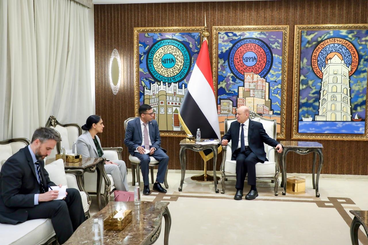 President Rashad al-Alimi meets British ambassador Abda Sharif and her delegation in Riyadh
